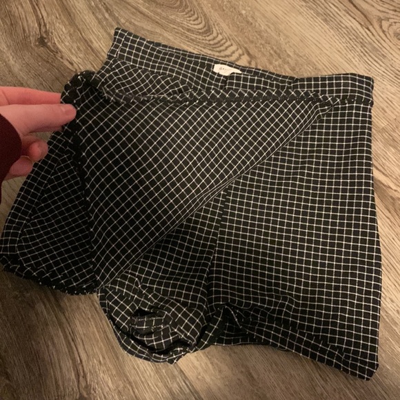 GARAGE Black and white shorts/skirt - Picture 2 of 4
